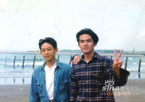 周杰伦罕见成长照曝光 腼腆青涩酷劲初显