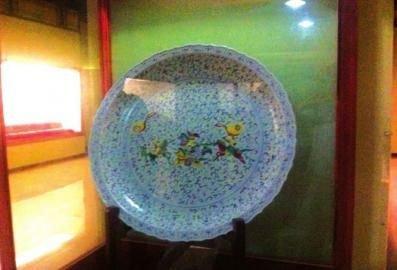 资料图：在冀宝斋这个晋代的盘子上，蜀国内讧，三英不战吕布战赵云。图片来源：华西都市报