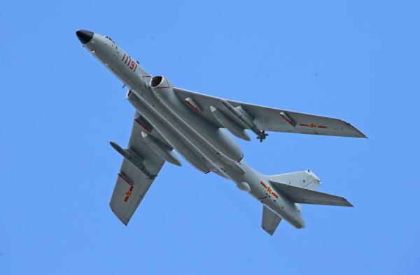 资料图:93阅兵式上出现的轰6K轰炸机携带空地20巡航导弹 资料图:93阅兵式上出现的轰6K轰炸机携带空地20巡航导弹