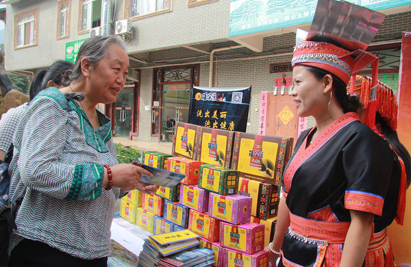 在金秀县瑶医药一条街，雷菊芳委员了解瑶浴的功效