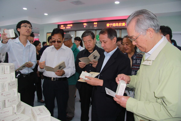 在贵州百灵中医糖尿病医院，考察组了解治疗糖尿病的新苗药——糖宁通络胶囊