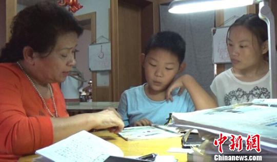 提高精神生活质量 退休大妈自学英语免费传授 提高精神生活质量 退休大妈自学英语免费传授