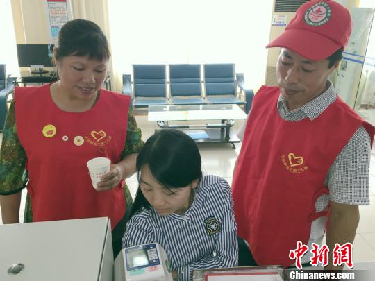 湖南农民发动全家献血11年 献血总量可救320多条生命 湖南农民发动全家献血11年 献血总量可救320多条生命