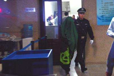 席殊夫妇法庭共殴原告 席殊夫妇法庭共殴原告