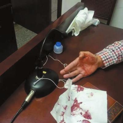 席殊夫妇法庭共殴原告2 席殊夫妇法庭共殴原告2