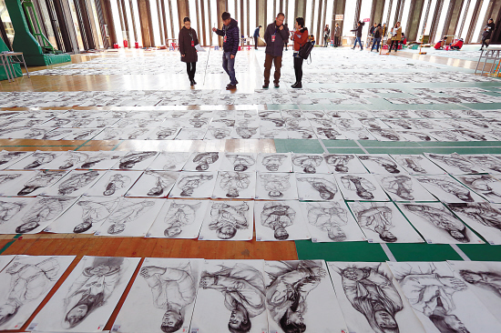 2015年3月25日，杭州，中国美术学院阅卷教师在给考生试卷评分。CFP供图