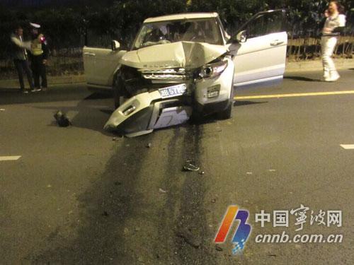 女司机开车时俯身捡手机 路虎越野车撞得面目全非 女司机开车时俯身捡手机 路虎越野车撞得面目全非