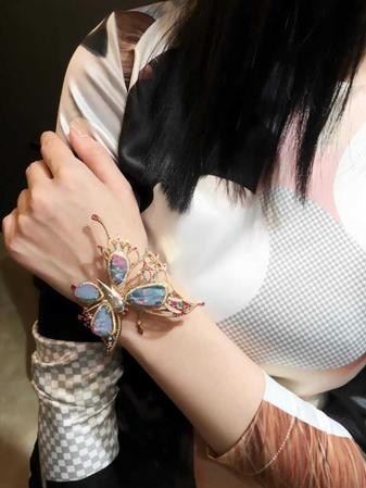 冯家妹设计“蝶”手镯 冯家妹设计“蝶”手镯