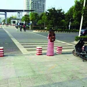 女生与隔离墩撞衫成网络红人:每天都收到截图 女生与隔离墩撞衫成网络红人:每天都收到截图