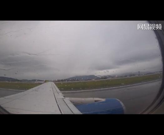 点击图片翻到下一页>> 乘客在飞机起飞拍到发动机开始解体 飞机惊悚一幕实拍/视频