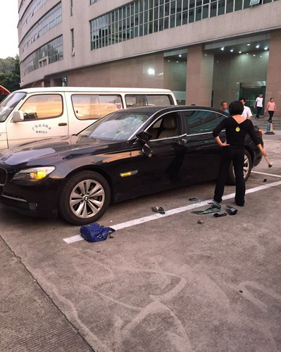 女子怒砸宝马车