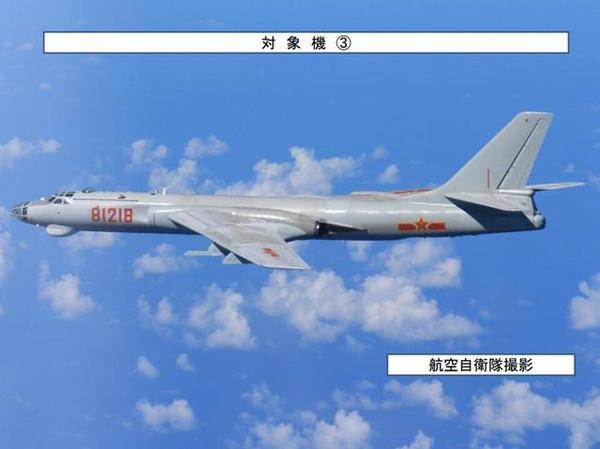 资料图:中国轰6H轰炸机飞越宫古海峡被日机跟拍 资料图:中国轰6H轰炸机飞越宫古海峡被日机跟拍