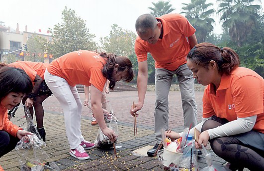一群老板开豪车捡垃圾 牵头者已坚持8个月1 一群老板开豪车捡垃圾 牵头者已坚持8个月1