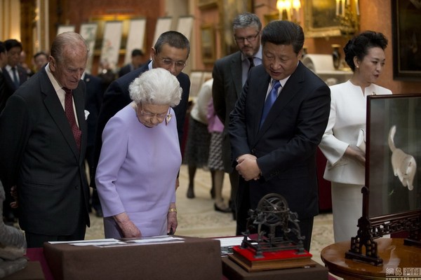 习近平夫妇观看中国藏品