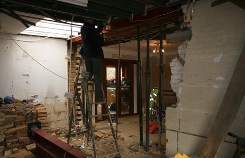 拉金趁妻子度假在起居室秘密建造巨大鱼缸。（网页截图）