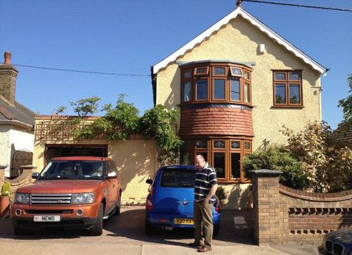 拉金承认，购买新家安装鱼缸可能更划算，但妻子不想搬家。（