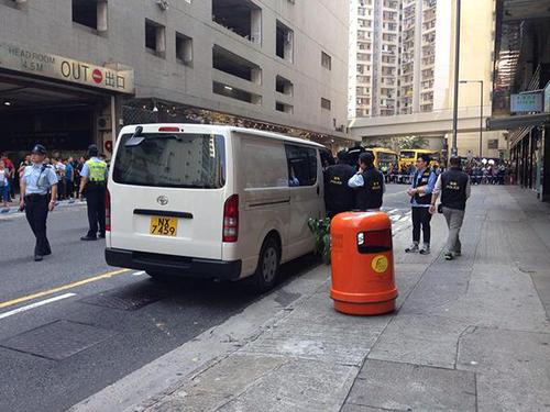 涉事胡姓香港导游押返现场重组案情。 本文图片 澎湃新闻记者 陈竹沁 图