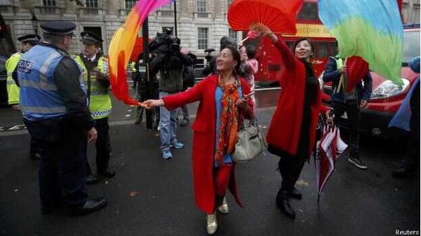 习近平抵达唐宁街10号会晤英国首相卡梅伦