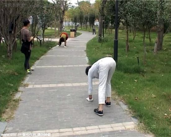 郑州市民爬行锻炼防治腰椎病 但这些人不适合爬行锻炼