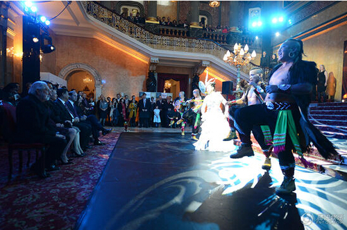 萨顶顶亮相中英企业双峰会 为习主席及夫人献唱