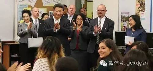 图：访美期间，习近平在林肯中学参观，右侧站立女性为周宇。