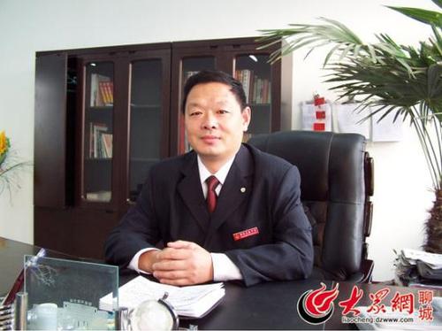 聊城市嘉明开发区第一实验小学校长李志猛任校长一职20余年，在做行政和管理工作之前是数学教师出身。他称，之所以取消小学一二年级的数学课，与低龄孩子的逻辑思维能力有关系。（大众网记者 王新 摄）