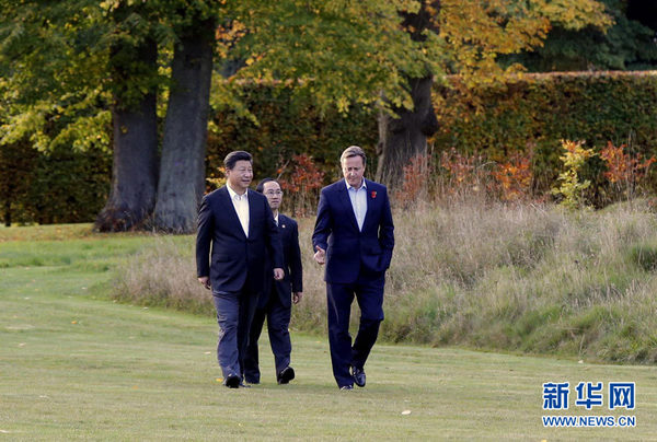 卡梅伦与习近平酒吧小酌聊天