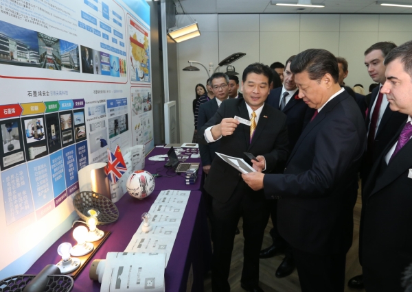 习近平参观曼彻斯特大学国家石墨烯研究院1 习近平参观曼彻斯特大学国家石墨烯研究院1