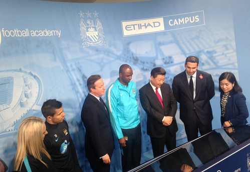 维埃拉向习近平主席介绍俱乐部设施