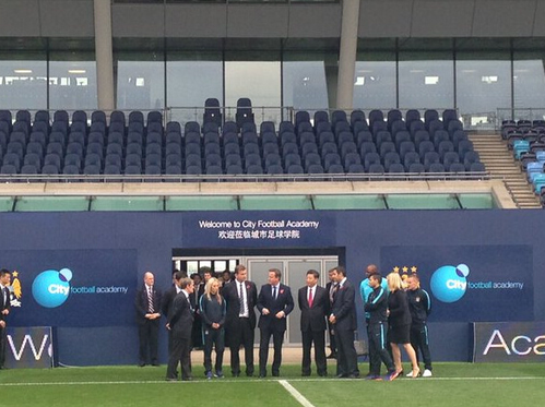 习近平主席来到球场参观青年队训练