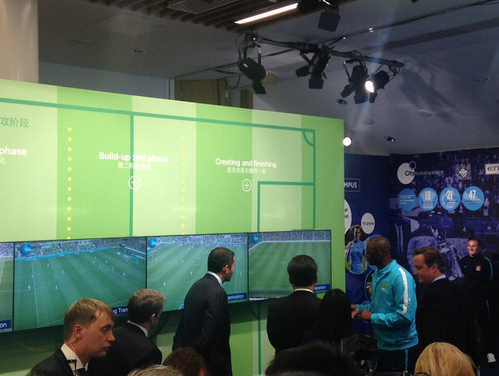 维埃拉向习近平展示战术分析系统