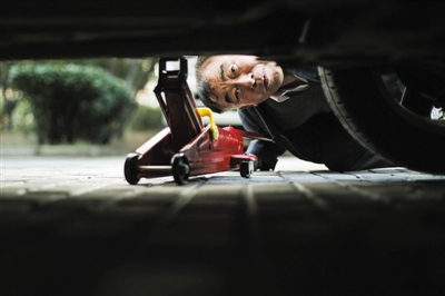 六旬大爷无偿修车7年 “服务不为自己得实惠” 六旬大爷无偿修车7年 “服务不为自己得实惠”