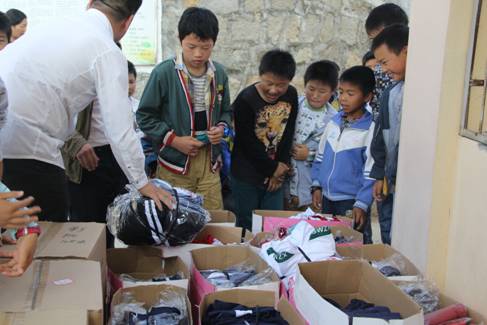 看到爱心人士捐赠的崭新校服同学们露出了开心的笑脸 看到爱心人士捐赠的崭新校服同学们露出了开心的笑脸