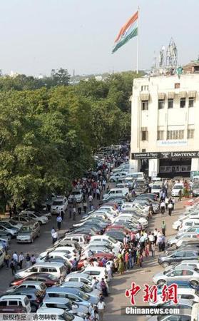 北京时间10月26日17时零9分，阿富汗发生7.8级地震，震源深度213公里。巴基斯坦及印度均有强烈震感。印度首都新德里感受到猛烈地震，建筑摇晃。