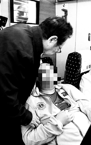 胡大一正在救助病人供图 网络   胡大一正在救助病人供图 网络