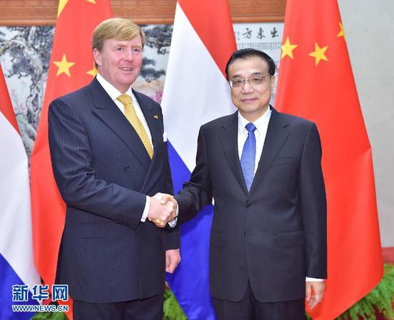 10月26日，国务院总理李克强在北京人民大会堂会见来华进行国事访问的荷兰国王威廉－亚历山大。 新华社记者 李涛 摄