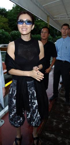 图中着黑色上衣的男子(中间)是巩俐的经纪人曾敬超 图中着黑色上衣的男子(中间)是巩俐的经纪人曾敬超