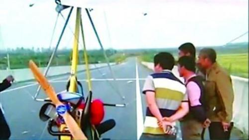 龚某为试飞做准备 龚某为试飞做准备