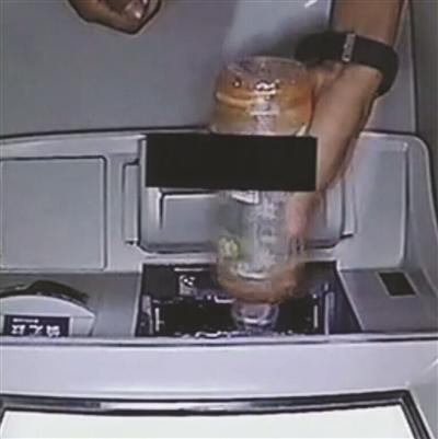 男子往ATM机倒水以为会吐钱 事后让双胞胎哥哥背黑锅 男子往ATM机倒水以为会吐钱 事后让双胞胎哥哥背黑锅