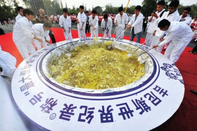 “最大份炒饭”吉尼斯纪录被撤销 因处理浪费粮食 “最大份炒饭”吉尼斯纪录被撤销 因处理浪费粮食