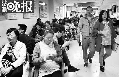 医院里准妈妈扎堆迎猴宝宝 产科门诊量近乎翻番1 医院里准妈妈扎堆迎猴宝宝 产科门诊量近乎翻番1