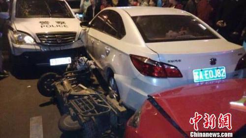 　网友上传的现场事故图片。 网友拍图 摄