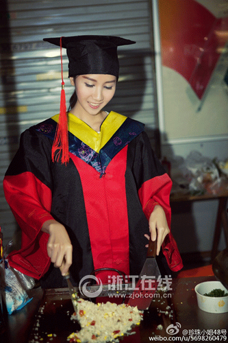 “美女博士”街头卖炒饭引热议 浙大回应 “美女博士”街头卖炒饭引热议 浙大回应