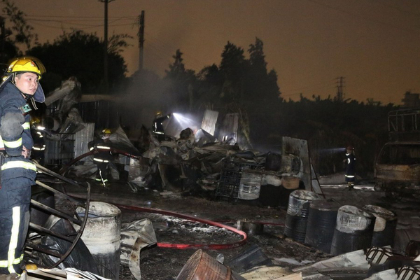 广东东莞发生火灾 疑黑油窝点爆炸 2