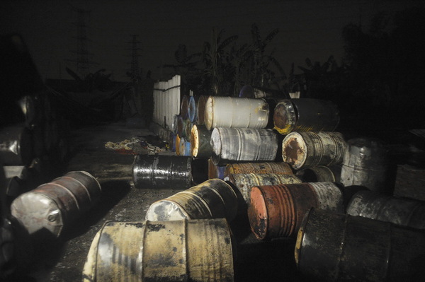 广东东莞发生火灾 疑黑油窝点爆炸 3 (2)