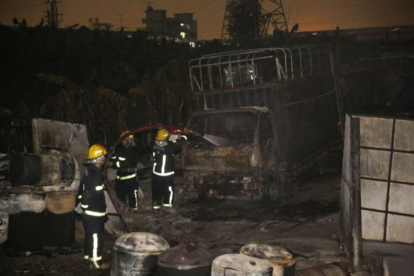 广东东莞发生火灾 疑黑油窝点爆炸 3