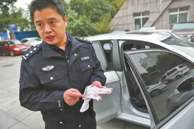 女司机突遭同车女子割喉 交警上演空手夺白刃(图) 女司机突遭同车女子割喉 交警上演空手夺白刃(图)