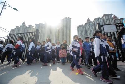 “北漂”燕郊之囧:学生年增5000 教师缺口4004 “北漂”燕郊之囧:学生年增5000 教师缺口4004