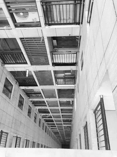 小偷行窃34楼住户 拍悬空照秀“能耐”成证据 小偷行窃34楼住户 拍悬空照秀“能耐”成证据