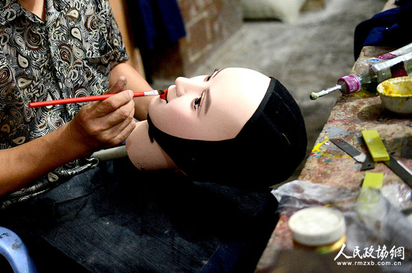 川北大木偶的制作需要很强的绘画功底和造型技艺。_副本